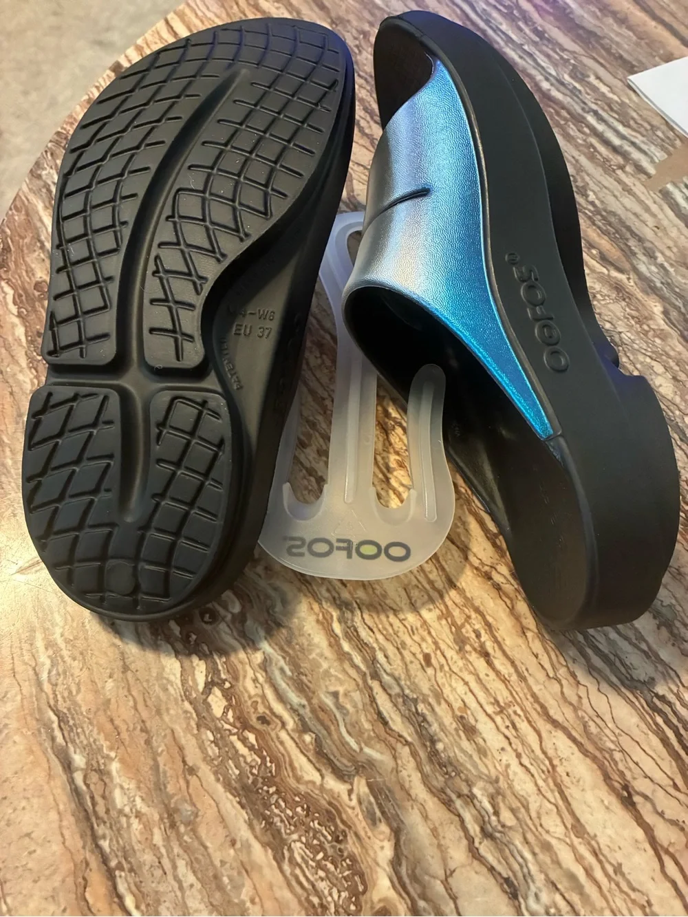 OOFOS Metallic Frost OOahh Luxe Slide Sandals Women’s Size 6 NWT